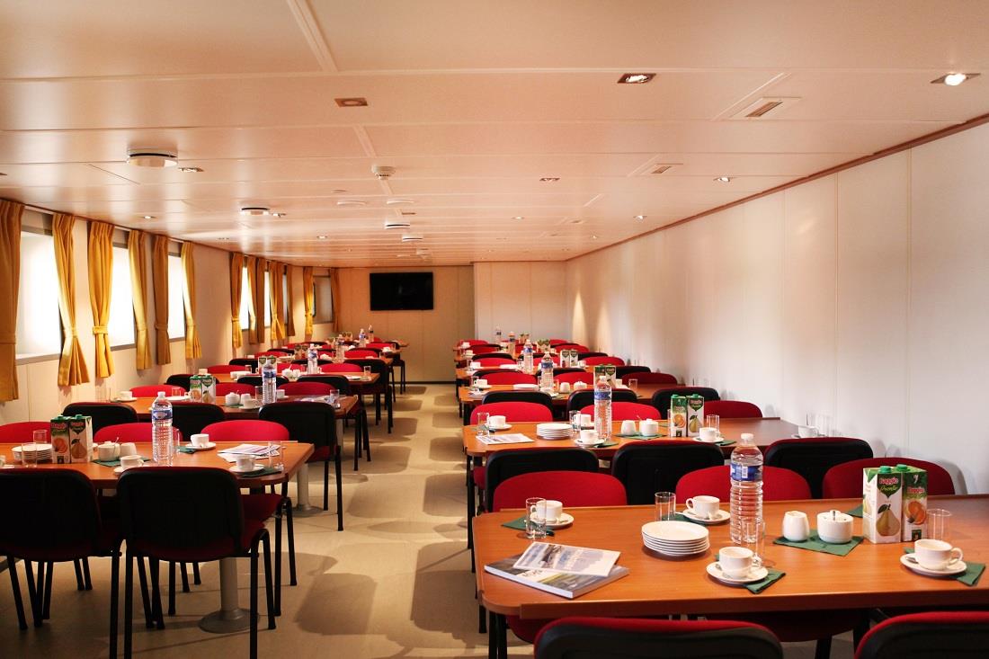 Ortelius Dining Room ? Monica Salmang-Oceanwide Expeditions (4)_bw.jpg_.jpg